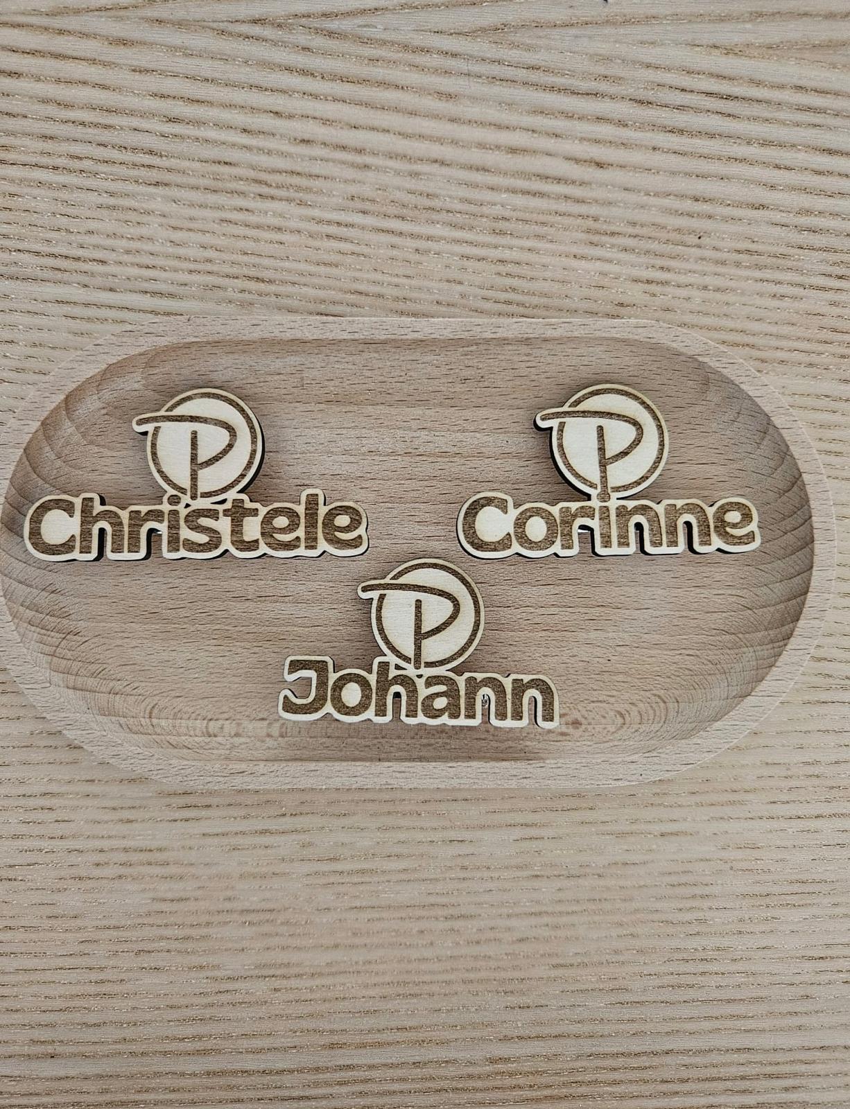 Badges nominatifs en bois — vue 1 sur 3