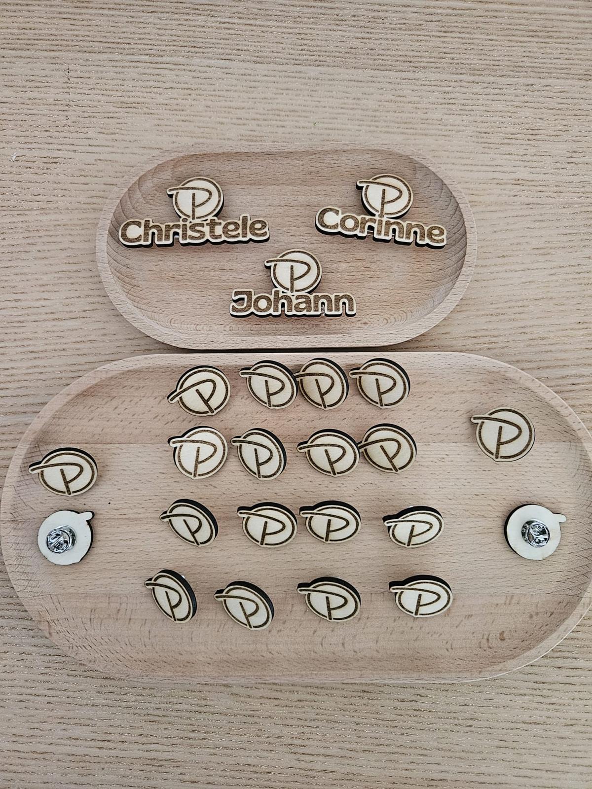 Ensemble de badges et prénoms en bois personnalisés sur deux plateaux