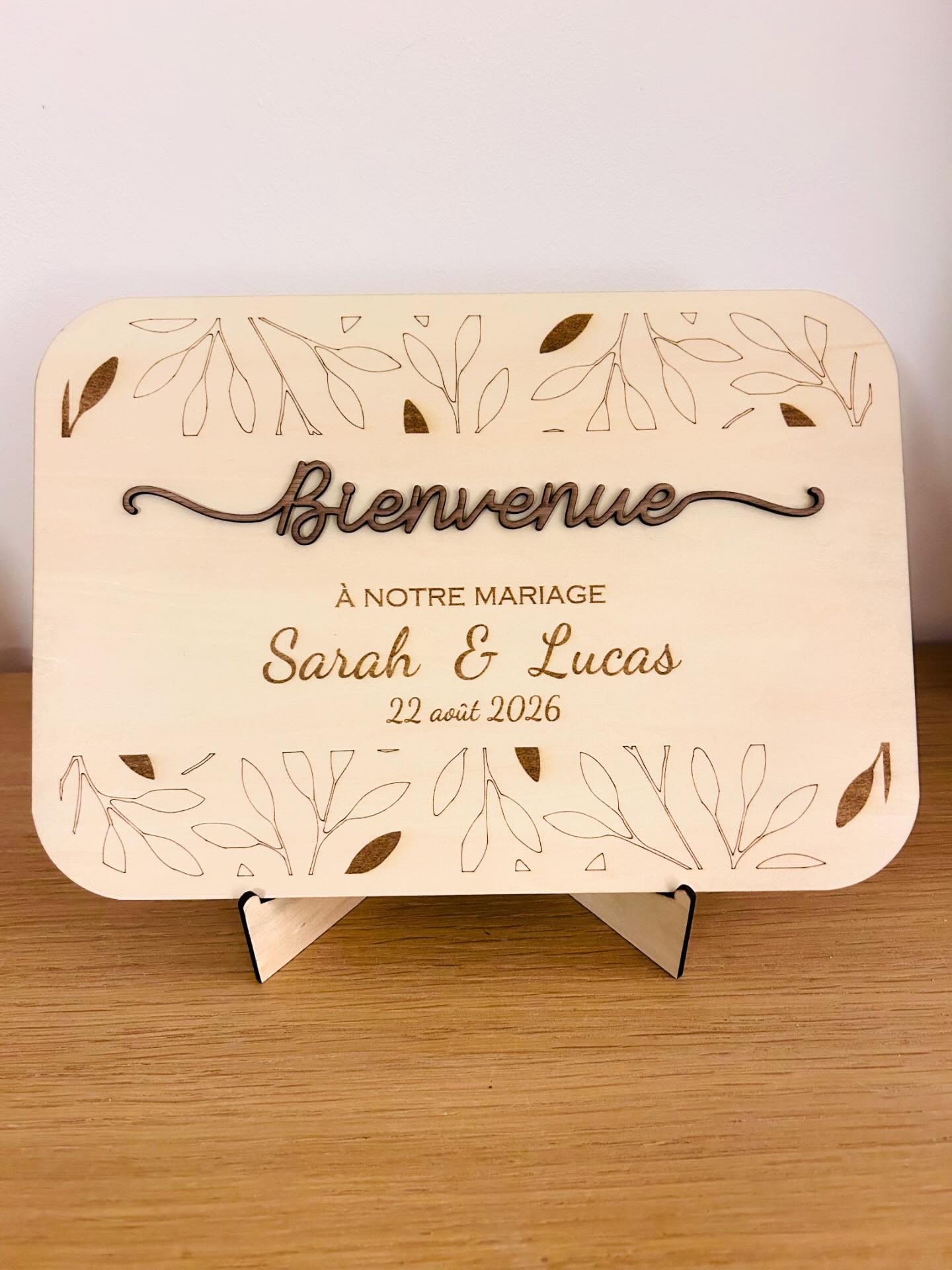 Panneau en bois Bienvenue au mariage de Sarah et Lucas, sur son support